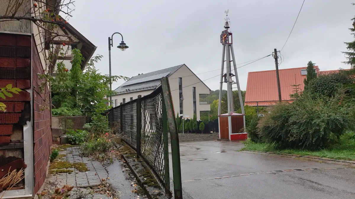 Pliensbach, Teilort von Zell, Glockenturm an der Ortsdurchfahrt Weiler Straße