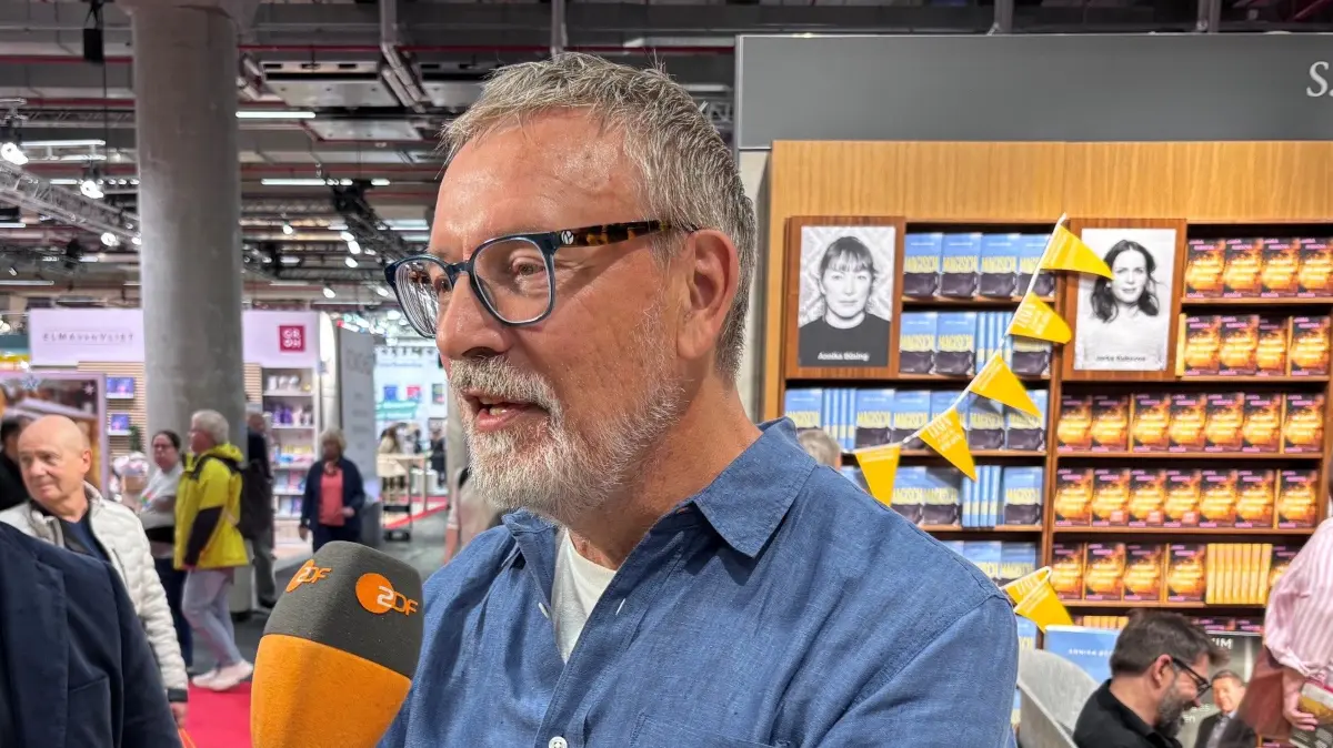 Bücher von Anne Carson gibt nach der Verkündigung des Literaturnobelpreises keine auf dem Stand vom S. Fischer. Aber ihr Lehr Hans Jürgen Balmes erklärt ihr Werk.