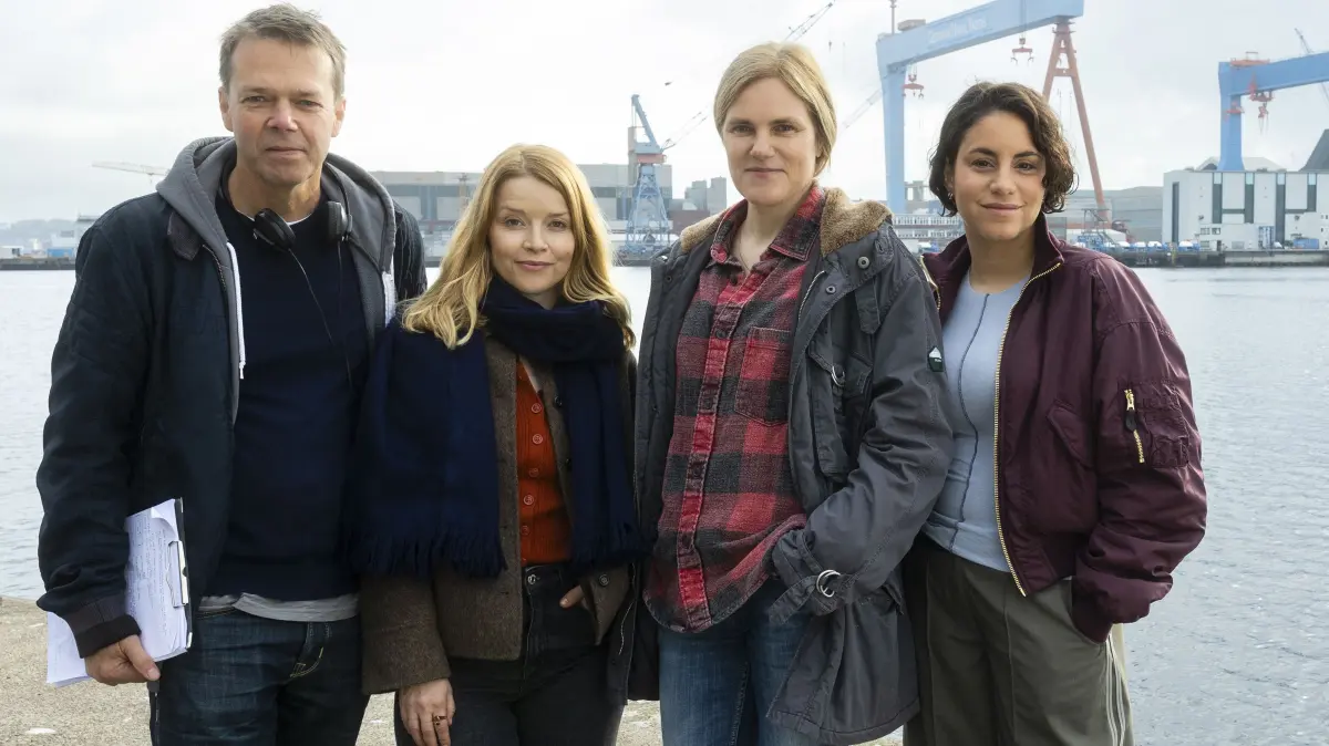 Karoline Schuch (2.v.l) und Almila Bagriacik (r.) bilden das neue Kieler Tatort-Duo.