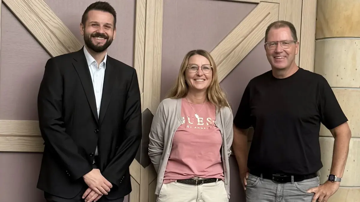 Bürgermeister Thomas Schultheiß (links) und Ortsbaumeister Manfred Werner heißen Carmen Dauner an ihrem neuen Arbeitsort willkommen.
