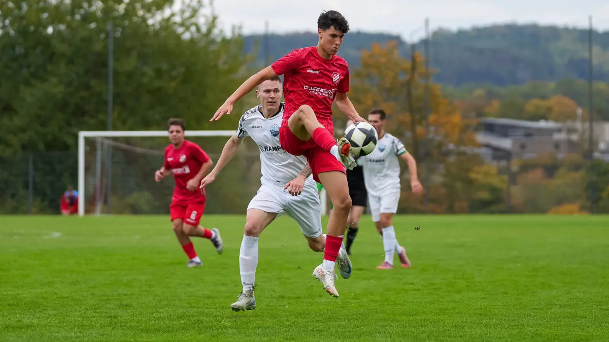 Gekonnt gestoppt: Linus Hellstern (SG Empfingen) nimmt den Ball gekonnt aus der Luft an.