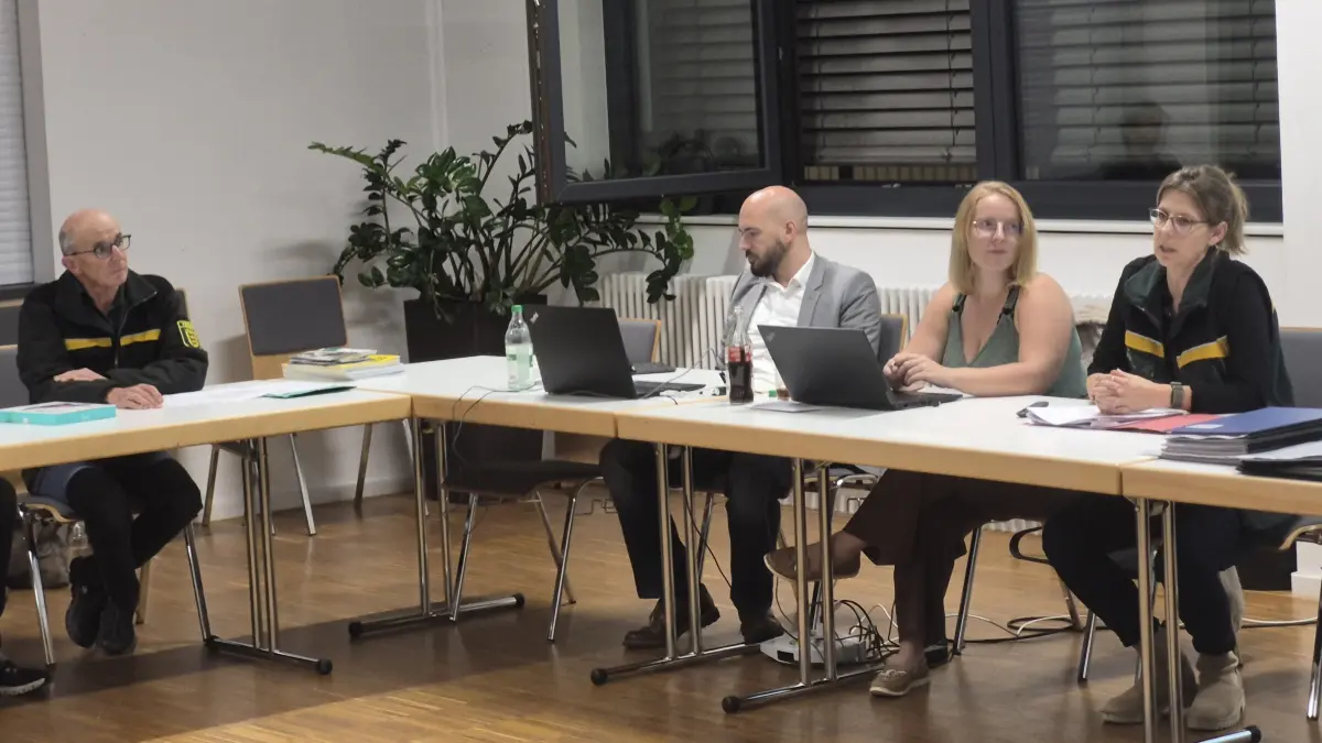 Maier (links) und Schmitt (rechts) berichteten dem Gremium, wie es aktuell um den Schömberger Wald steht.