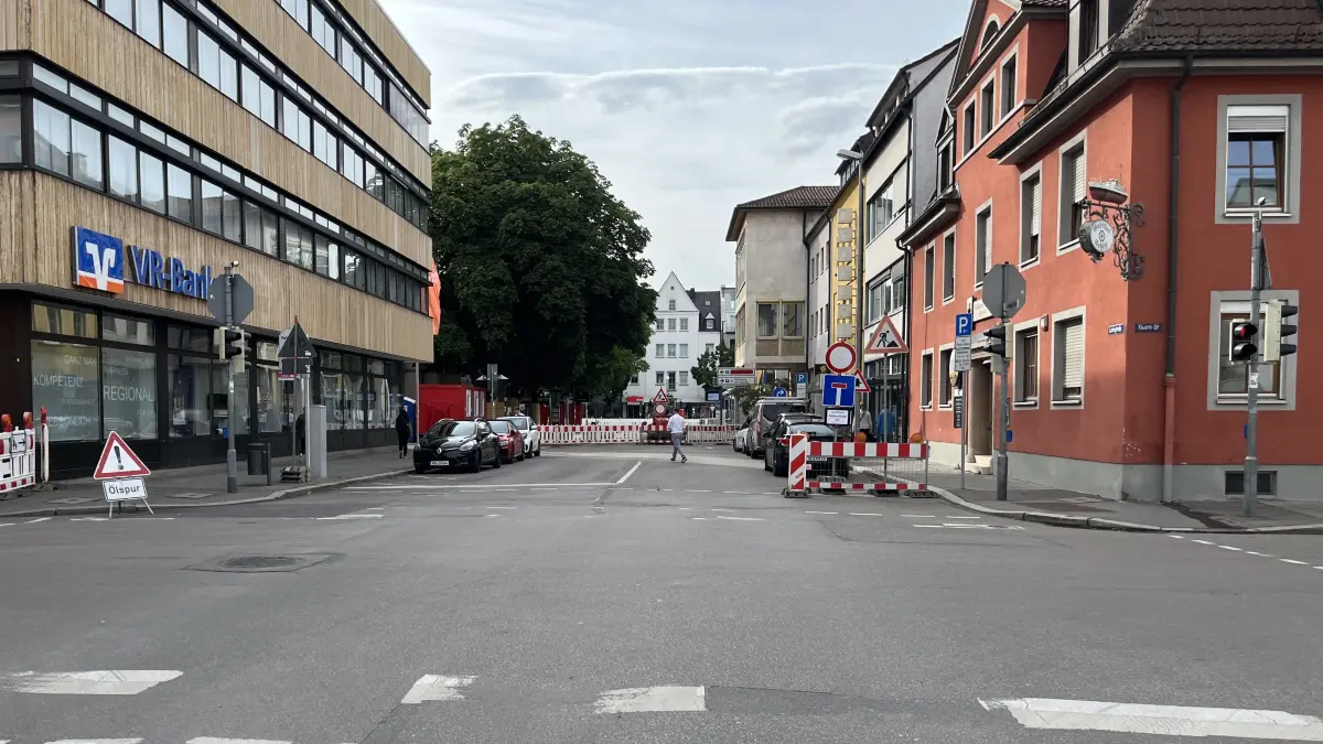 Bisher befindet sich die Sperrung der Ludwigstraße zwischen Rathaus und Kirche. Ab 12. Oktober wird der Sperrbereich auf die im Vordergrund erkennbare Kreuzung Friedenstraße/Kasernstraße verlagert.