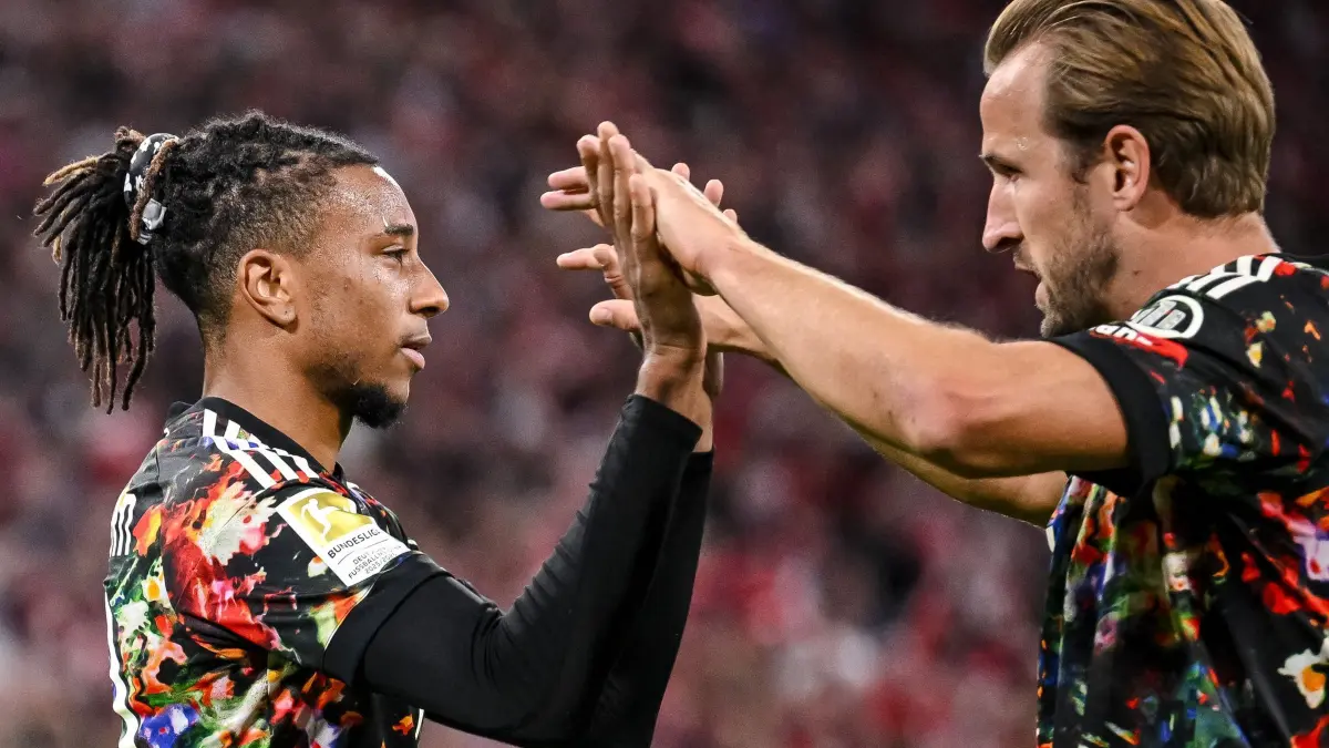 Michael Olise und Harry Kane: Fußball, Männer: Bundesliga, Bayern München - 1. FC Union Berlin, 4. Spieltag, Allianz Arena. Michael Olise (l,FC Bayern München) und Harry Kane (FC Bayern München) jubeln nach dem Tor zum 3:0. (zu dpa: «Rummenigge glaubt an Vertragsverlängerung bei Kane und Olise»)