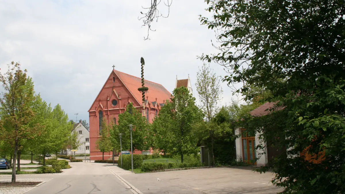 Staig, Marienkirche: Wir radeln! Galerie Marienkirche im Ortszentrum von Staig. Die ehemalige Marienkirche in der Dorfmitte von Staig wurde im Zuge der Restaurationsarbeiten von dem Eigentümer und Restaurator Peter Rau in zwei Ebenen unterteilt. Im oberen Raum entstand dadurch ein sehr schöner Saal, welcher als Gemäldegalerie genutzt wird. Es finden Ausstellungen von renommierten Künstlern aus dem In- und Ausland statt.
Für eine Terminvereinbarung:
galerie marienkirche
Hauptstr. 81
89195 Staig
Tel.: 07346/5501
Fax: 07346/2142
Serie: Wir radeln