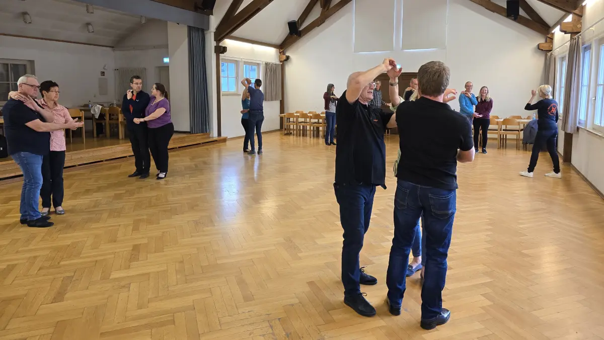 Bei einem Tanzkurs kommen sich die Menschen näher. Der namensgebende Rock n' Roll wird im Verein allerdings nicht mehr getanzt.