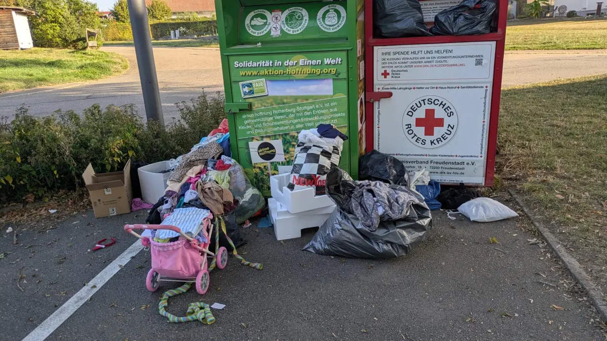 Wilder Müll rund um die Weitinger Altkleidercontainer ärgert die Anwohner.
