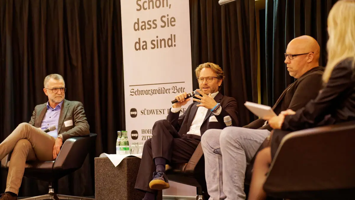 Unternehmer-Talk auf der Bühne (von links): Ulrich Becker, Chefredakteur von Südwest Presse und Schwarzwälder Bote, Bizerba-Chef Andreas Kraut und Axel Kromer, Geschäftsführer des HBW Balingen-Weilstetten, mit Moderatorin Nadin Buschhaus