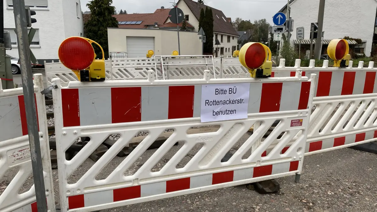 Der Bahnübergang am Höllweg in Dettingen. Am frühen Donnerstagabend war er kurzzeitig komplett gesperrt.
