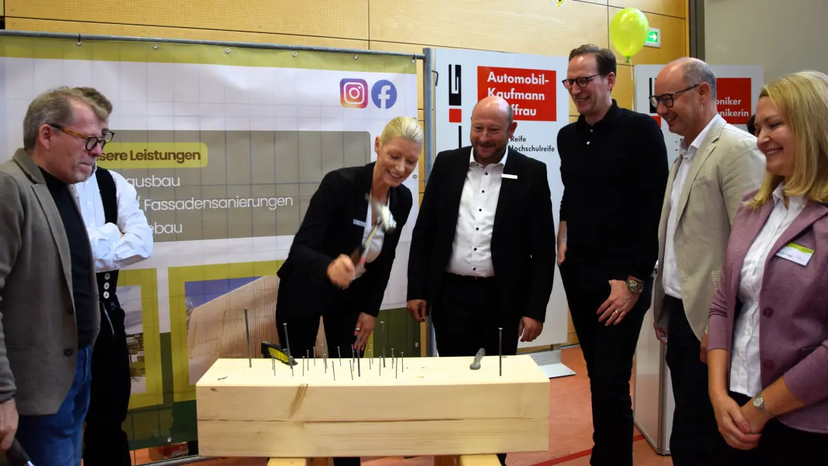 Einmal mit Schmackes: Sandra Dürr testet, ob sie statt im Bankwesen auch auf der Baustelle gute Chancen hätte.
