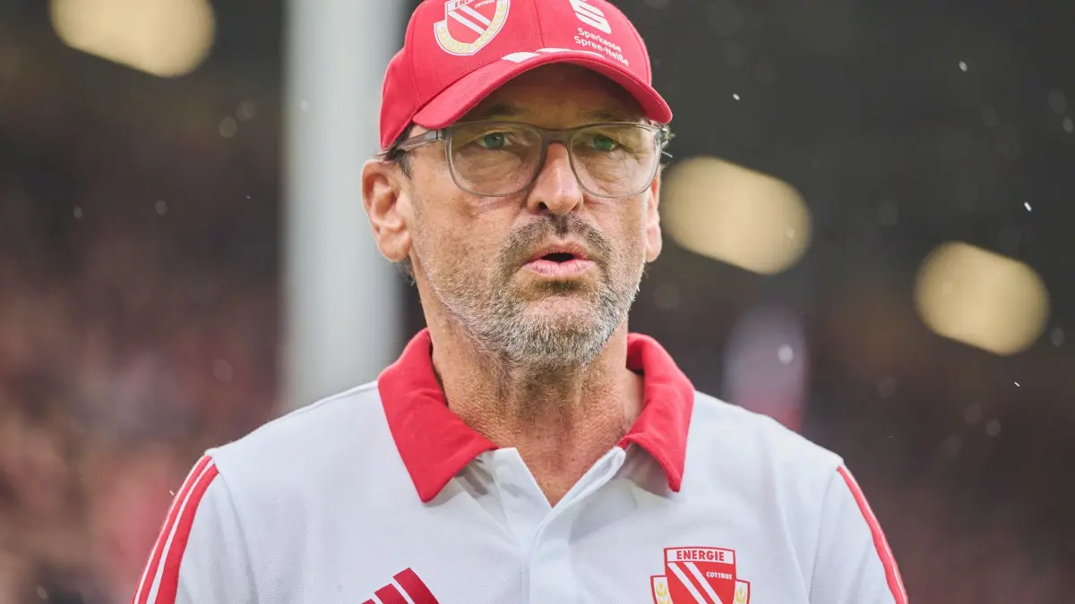 Trainer Claus-Dieter Wollitz von Energie Cottbus: ARCHIV - 20.09.2026, Brandenburg, Cottbus: Fußball, Männer: 2. Bundesliga, FC Energie Cottbus - FC St. Pauli, 6. Spieltag, LEAG Energie Stadion, Trainer Claus-Dieter "Pele" Wollitz (FC Energie Cottbus) kommt ins Stadion. (zu dpa: «Positive Pause: Cottbus hat Energie für Darmstadt geladen») Foto: Robert Michael/dpa +++ dpa-Bildfunk +++