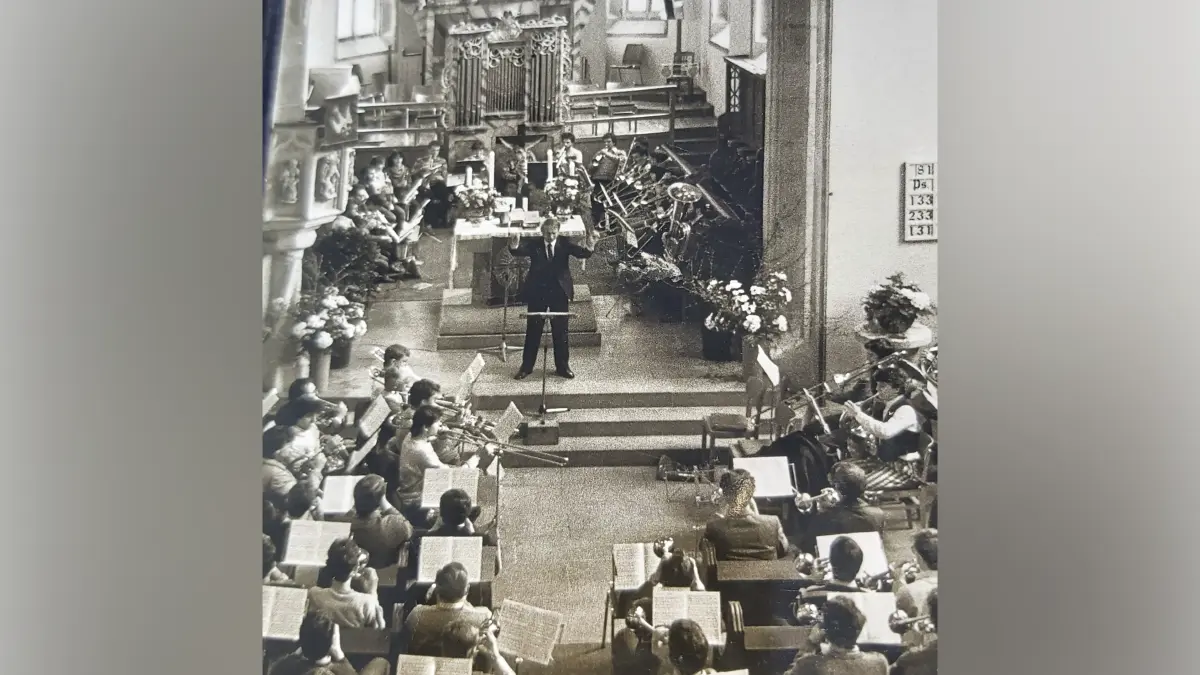 Ein großes Bläserensemble musiziert beim Bezirksposaunentag zum 60-jährigen Bestehen des Ofterdinger Posaunenchors im Jahr 1986 in der Kirche.