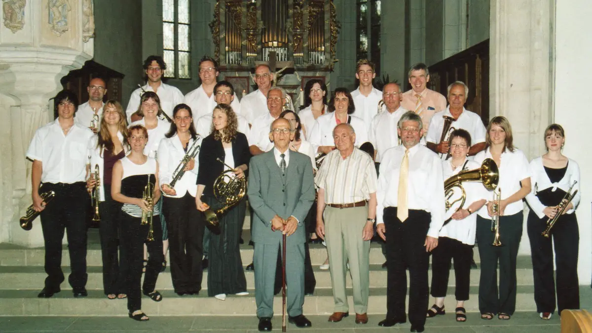 Ein großes Bläserensemble musiziert beim Bezirksposaunentag zum 60-jährigen Bestehen des Ofterdinger Posaunenchors im Jahr 1986 in der Kirche. Bild: Archiv Posaunenchor Ofterdingen