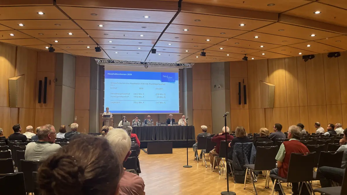 OB Katrin Albsteiger spricht in der Bürgerversammlung Stadtmitte über die Finanzlage der Stadt.
