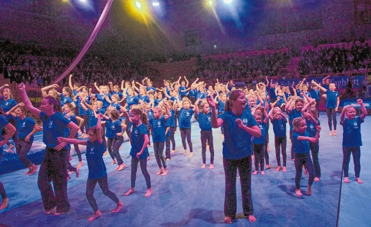 Über 100 Kinder der TSG-Kindersportschule eröffnen fröhlich hüpfend, rollend und springend die TSG-Gala 2026.