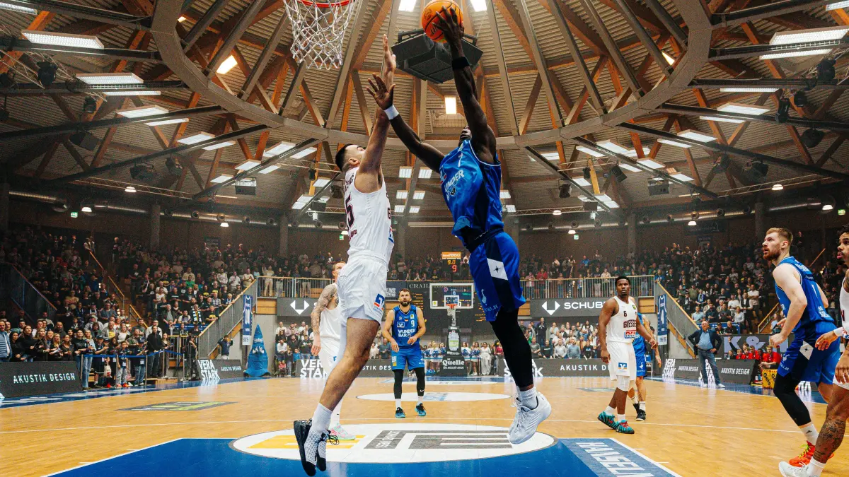Die HAKRO Merlins Crailsheim (blau) und die Gießen 46ers lieferten sich wieder ein packendes Spiel in der Arena Hohenlohe.