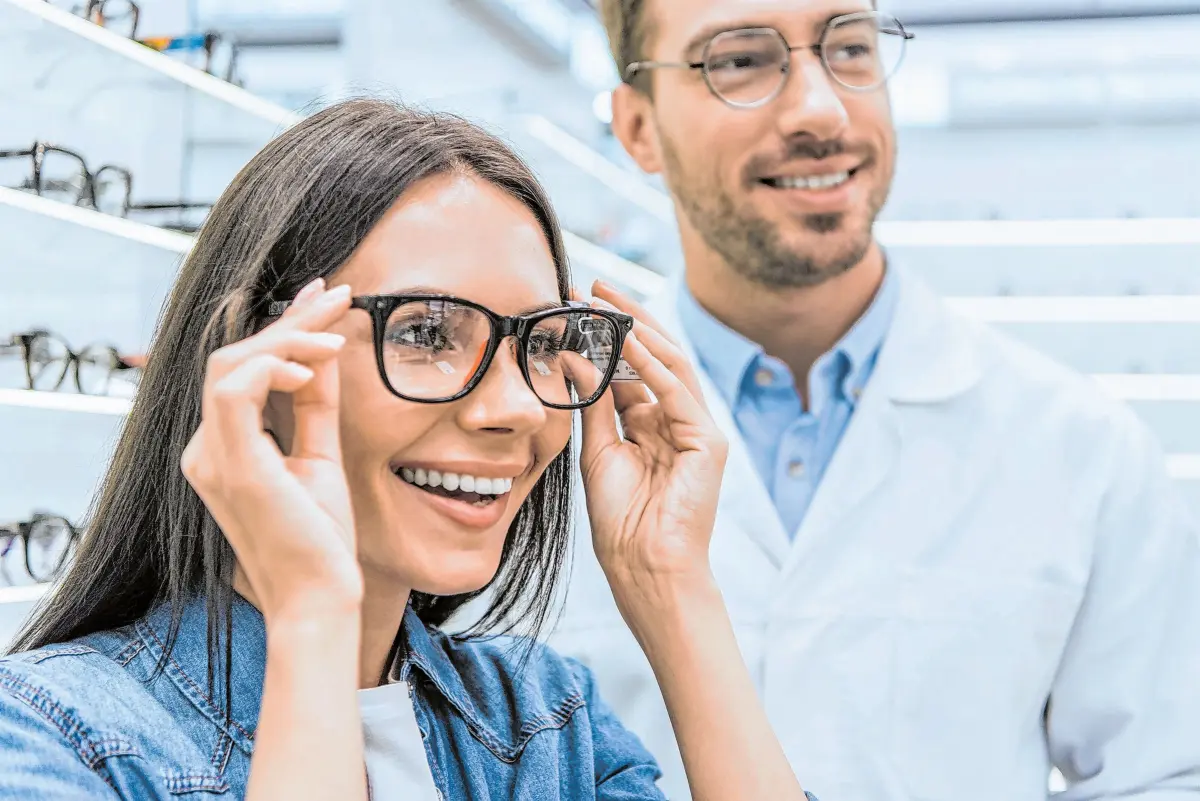 Beim Optiker vor Ort erhält man eine persönliche und fachkundige Beratung. ⇥Foto: depositphotos / AllaSerebrina