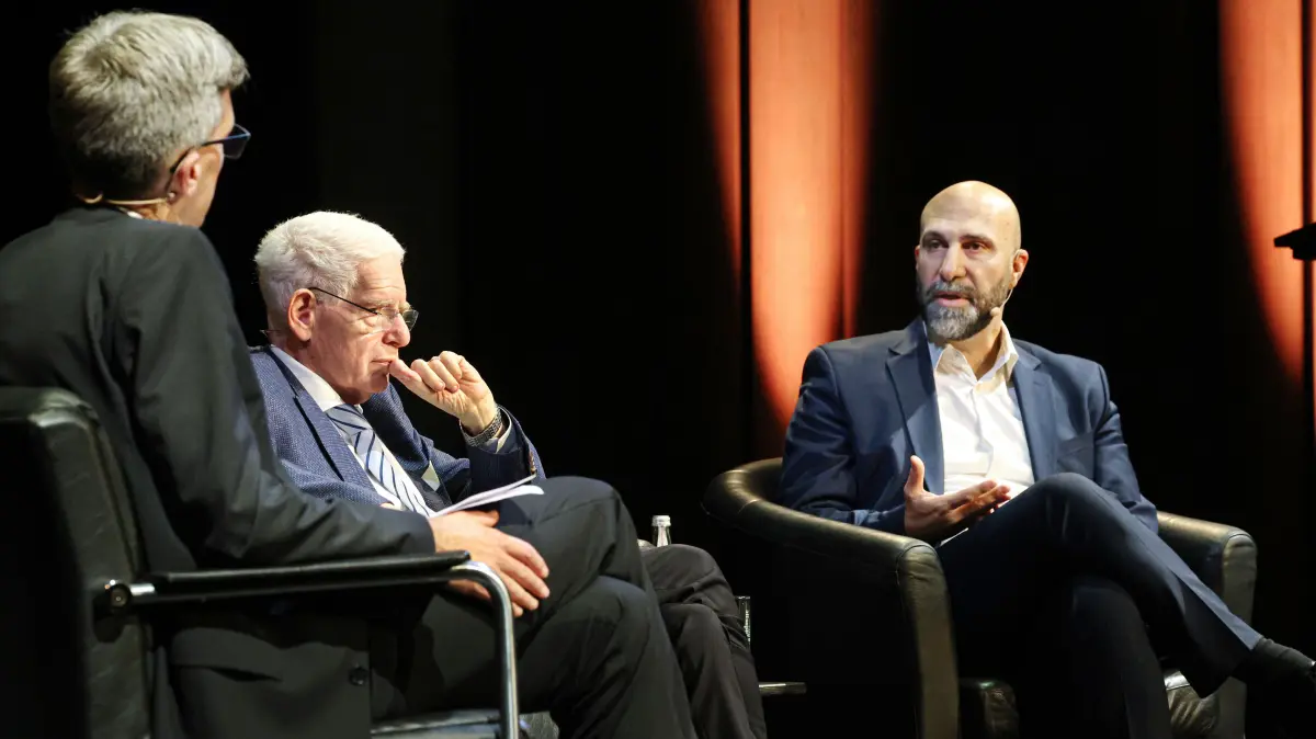 Josef Schuster, Präsident des Zentralrats der Juden in Deutschland, und Ahmad Mansour, Psychologe und Autor, der sich als Palästinenser für Versöhnung einsetzt, sind auf Einladung der Volkshochschule Schwäbisch Hall zu Gast im Neuen Globe. VHS-Geschäftsführer Tobias Würth leitet das Gespräch.