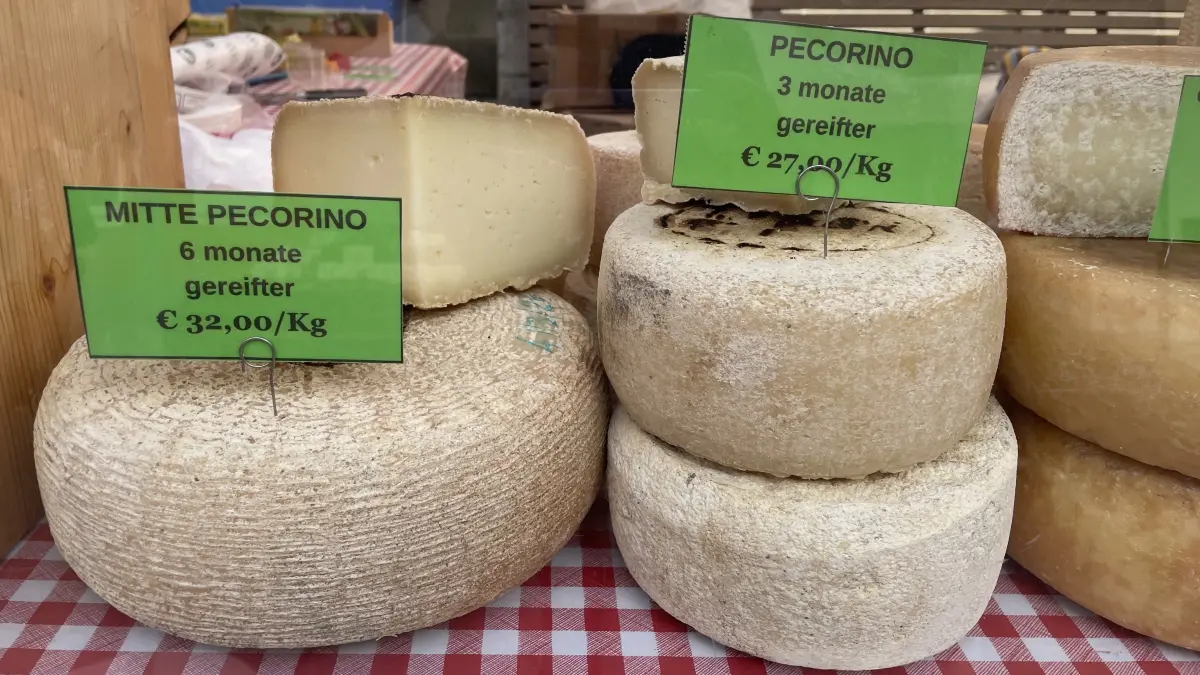 Monatelang gereifter Käse zählt ebenfalls zum Angebot auf dem Toskanischen Markt rund um die Marienkirche.