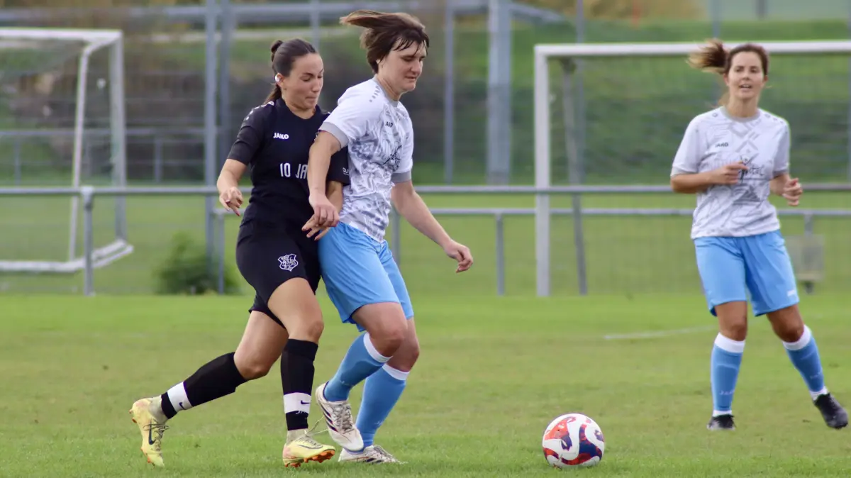 Sarah Herrmann (rechts) ist Spielertrainerin der SGM Crailsheim/Jagstheim/Onolzheim und lenkt im Mittelfeld das Spiel des Regionenligisten.