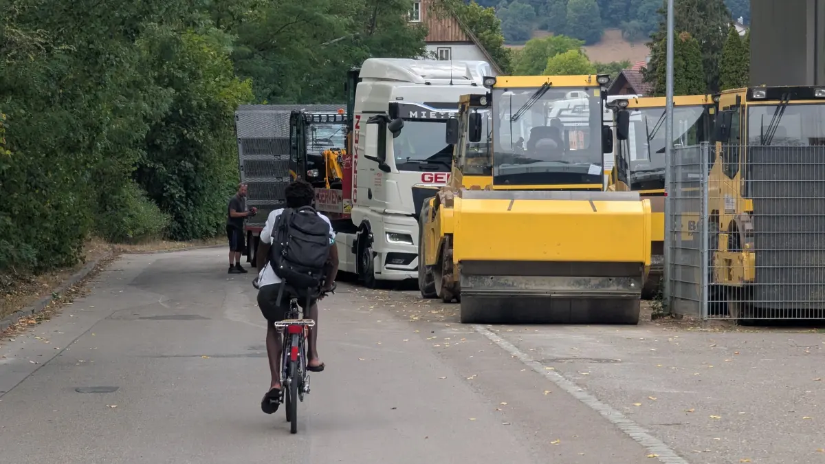 Radfahrerinnen und Radfahrer müssen die Route im GEwerbegebiet Haagen mit Sattelschleppern und Baumaschinen teilen - ein ungleiches Kräfteverhältnis.