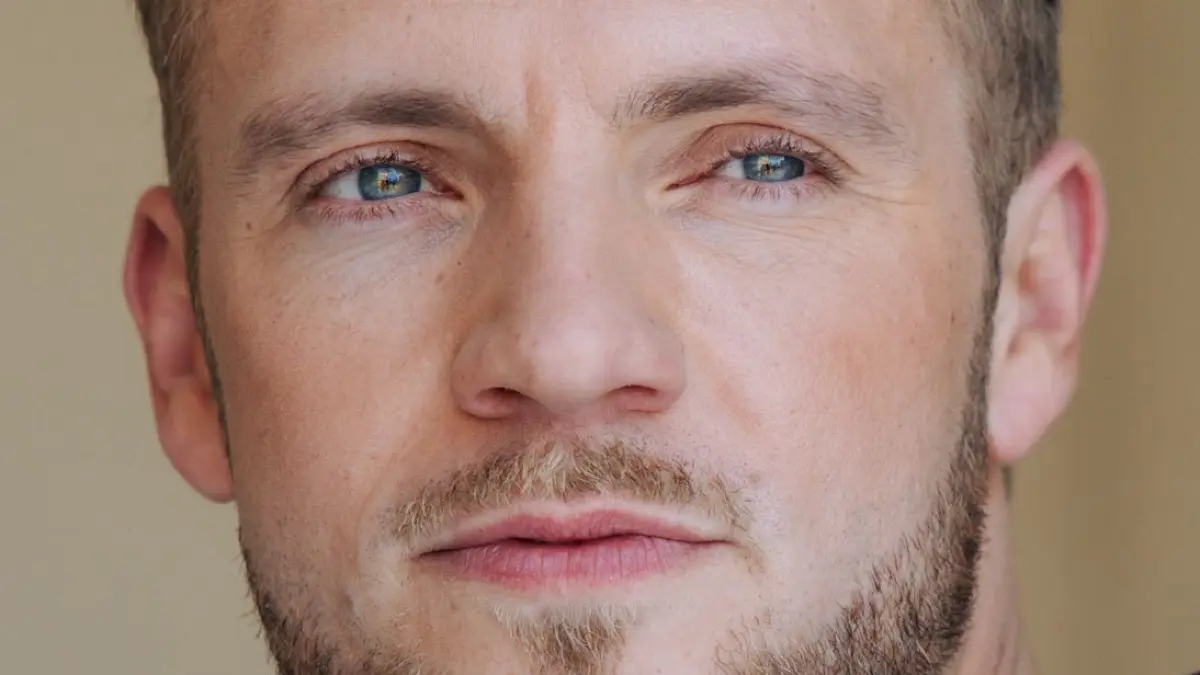 GZSZ-Serienliebling Paul Wiedmann (Niklas Osterloh) muss auf seinen Sohn aufpassen.