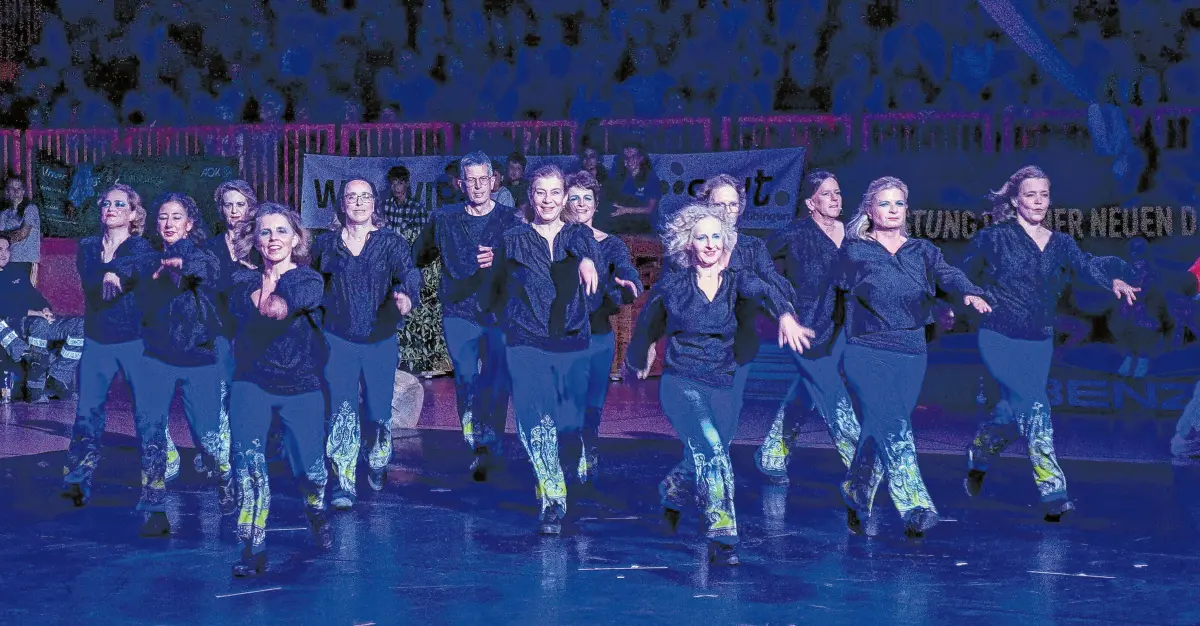 Rechts: Die TSG-Jazztanzgruppe nimmt das Publikum mit einer kreativen Tanzshow auf eine besondere Reise.