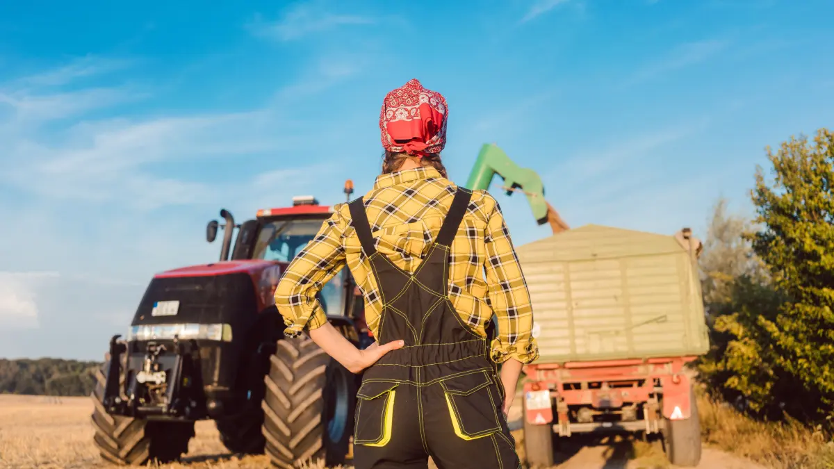 Imago 0695595581, Landwirtin überwacht die Ernte und den Getreidetransport, für Hohenloher Tagblatt, Foto: Dreamstime / Imago
