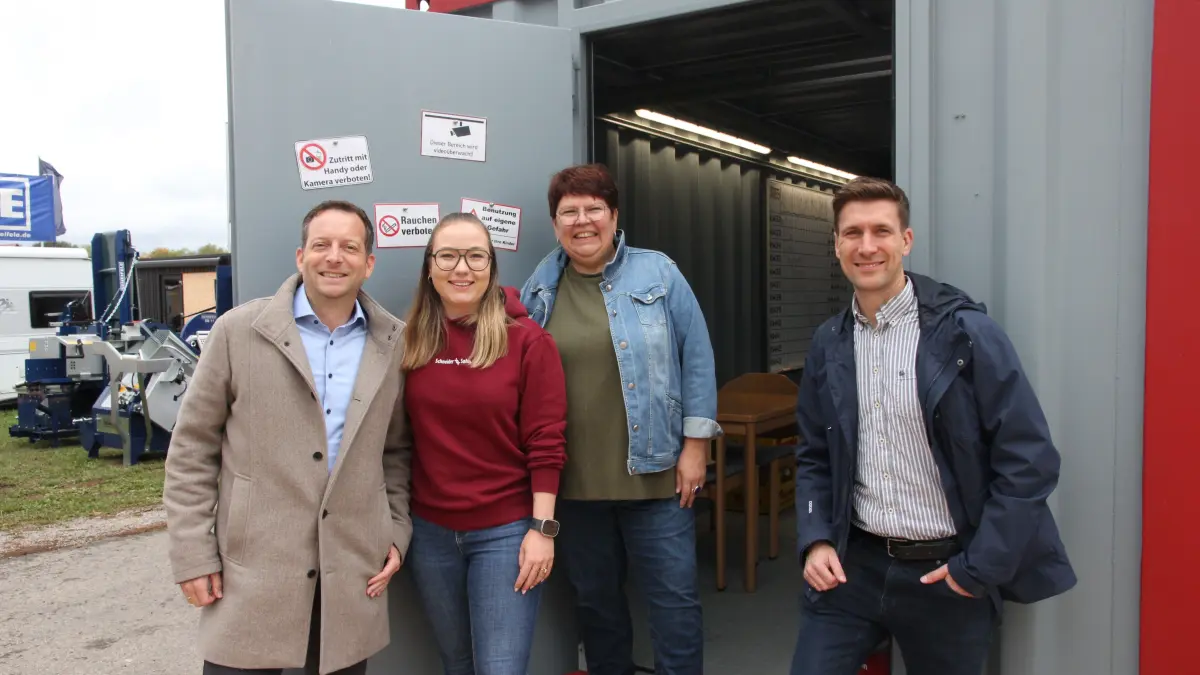 Escape-Room Schneider Muswiese 2026. Anna Schreiner (Zweite von links) hat Dr. Sebastian Kampe, Beate Meinikheim und Sebastian Unbehauen (von links) eingesperrt. Mit viel Hilfe ging alles gut – und die Tür wieder auf.