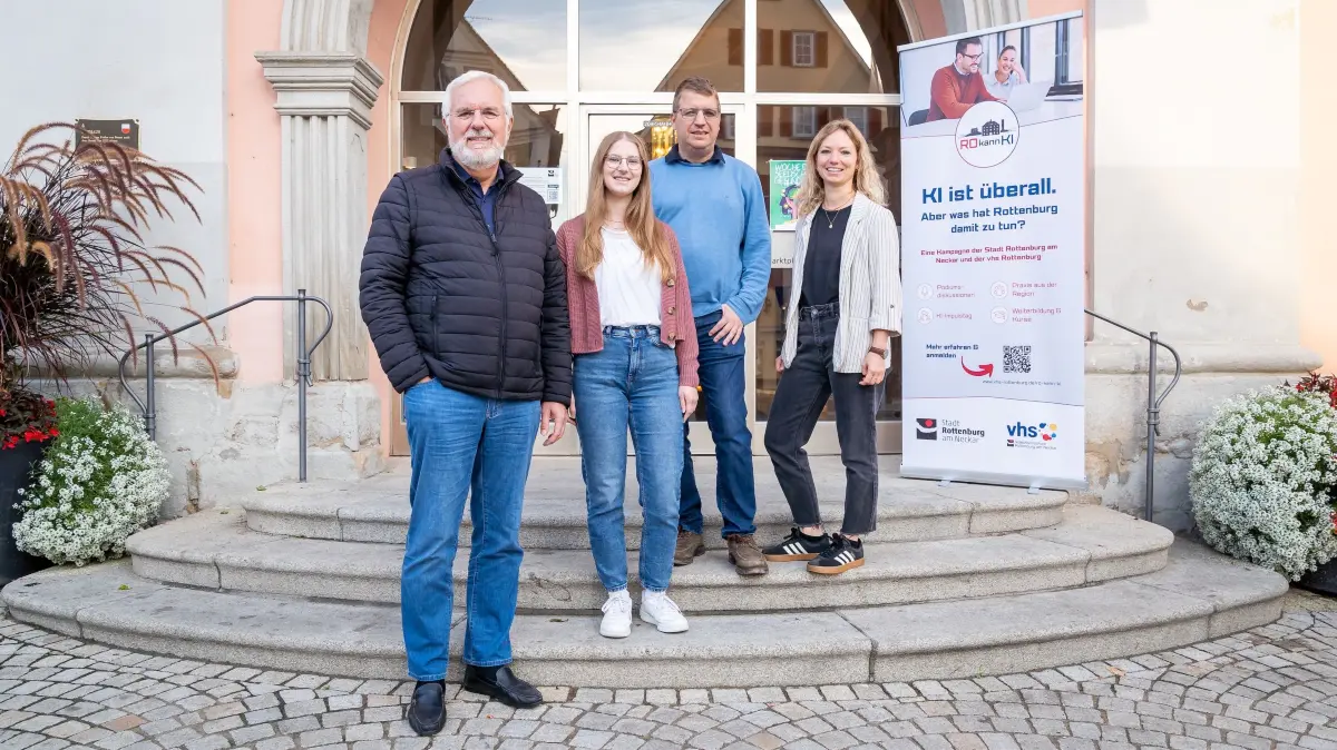 Die Köpfe hinter ROkannKI (von links): Helge Johannes Baudis (Vorstandsmitglied der Volkshochschule Rottenburg und Projektinitiator), Sophia Wiest (Leiterin der Abteilung Organisation und Digitalisierung der Stadt Rottenburg), Andreas Lanio (Wirtschaftsförderer der Stadt Rottenburg) und Stephanie Zug (Projektleiterin bei der VHS).