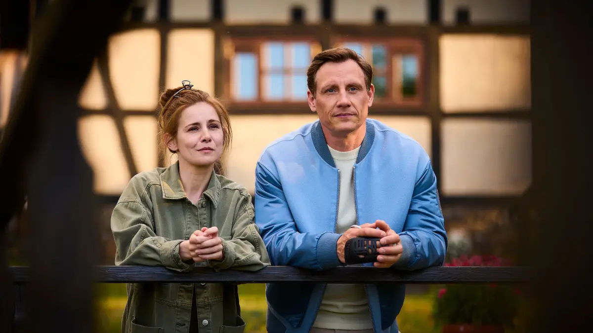 In „Dr. Nice – Ungebetene Gäste“ verändert sich die Beziehung zwischen Nice (Patrick Kalupa) und Charlie (Josefine Preuß).