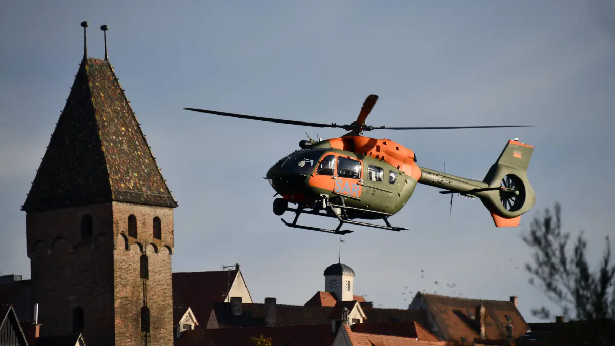 Anlässlich der Jahrestagung der Arbeitsgemeinschaft der in Bayern tätigen Notärzte und Notärztinnen landete am Freitagmorgen ein SAR-Hubschrauber der Bundeswehr auf der Donauwiese.