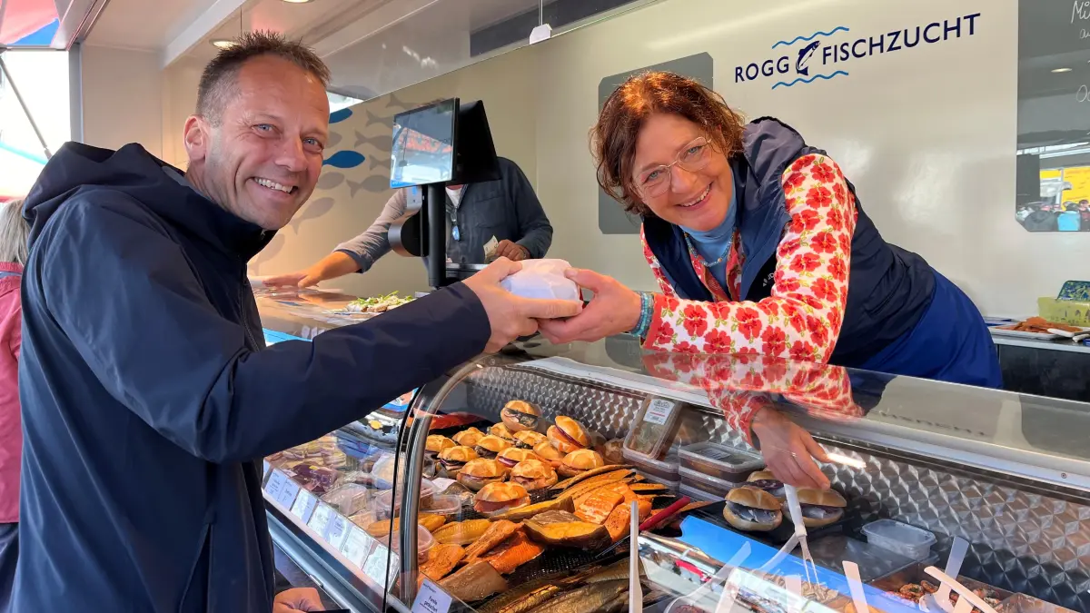 Seit 40 Jahren ist jeden Freitag Wochenmarkt in Dietenheim: Heidi Rogg verkauft gerade ein Fischbrötchen.