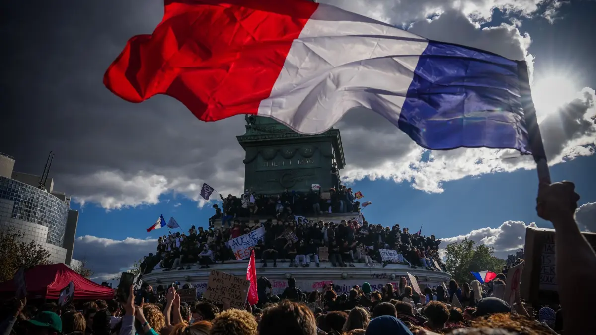 Schulproteste in Frankreich: Eine Person hält bei einer Demonstration gegen unterfinanzierte Schulen eine französische Nationalfahne. (zu dpa: «Bilder des Tages»)