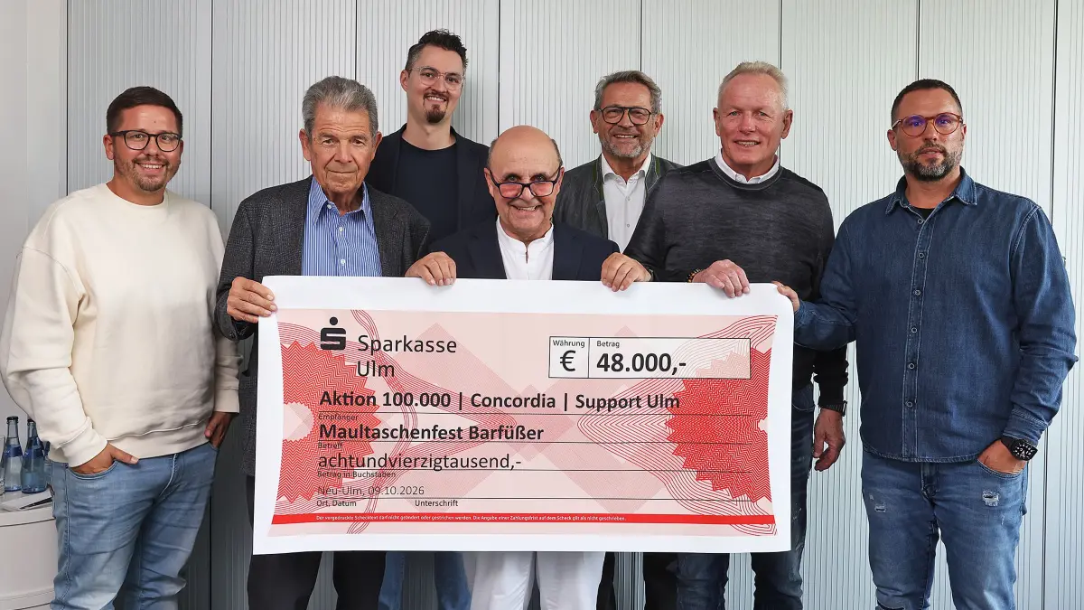 Scheckübergabe Ebbo Riedmüller an Aktion 100.000