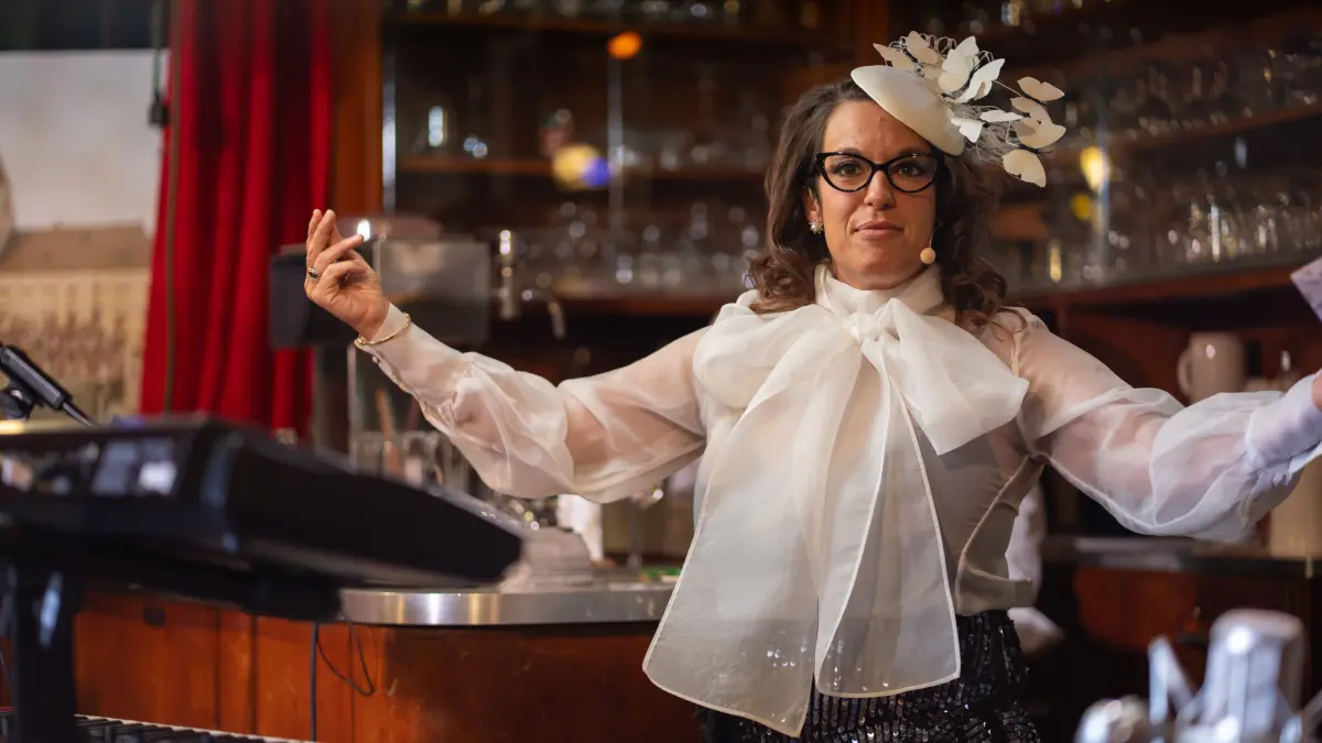 Kathrin Sälzle alias "Madame Ka" moderiert die neue Show "Weißenhorn Late Night".