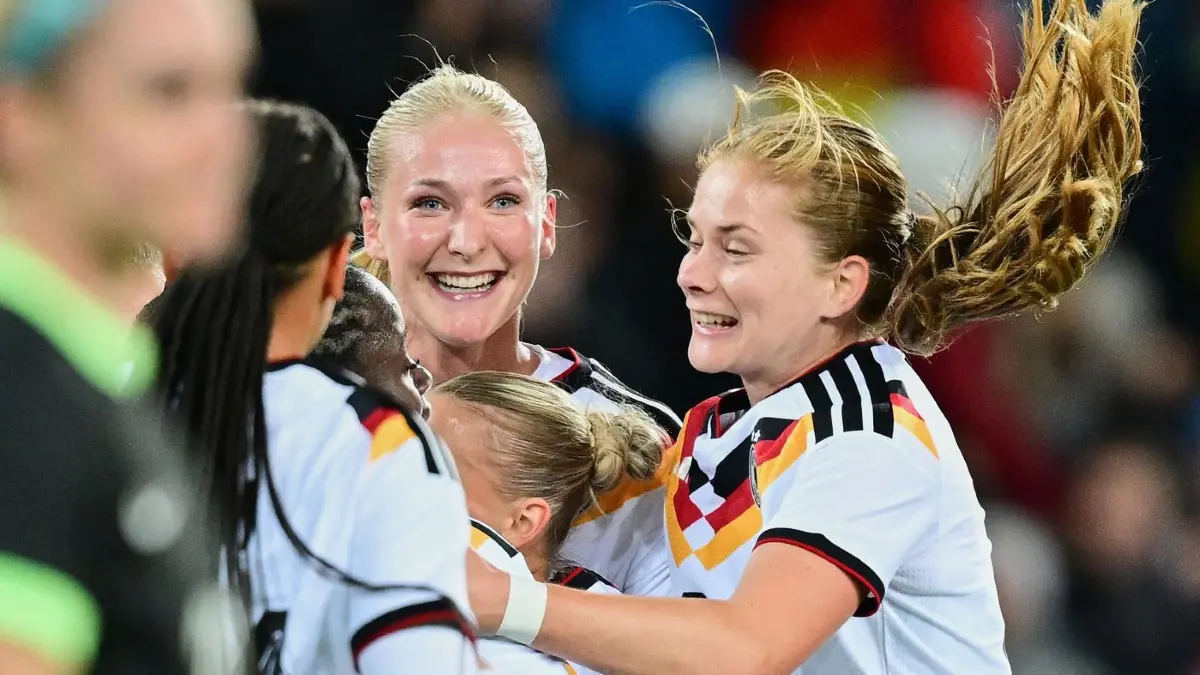 Deutschland - Australien: 09.10.2026, Baden-Württemberg, Karlsruhe: Fußball: Frauen, Nationalteam, Deutschland - Australien, BBBank Wildpark. Deutschlands Camilla Küver (M) jubelt nach ihrem 3:1 mit ihren Mitspielerinnen. Foto: Sebastian Christoph Gollnow/dpa +++ dpa-Bildfunk +++