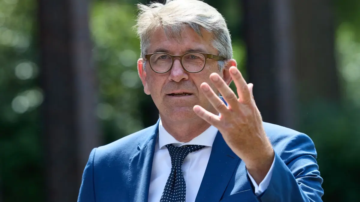 Medien- und Kulturstaatsminister Wolfram Weimer: Kulturstaatsminister Wolfram Weimer (parteilos) spricht vor der Kapelle 13 auf dem Parkfriedhof Ohlsdorf. (zu dpa: «Sondierung mit Linken in Berlin sorgt für Streit»)