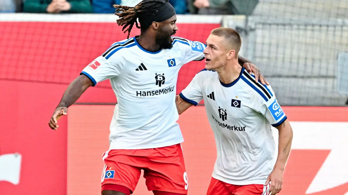 TSG 1899 Hoffenheim - Hamburger SV: 10.10.2026, Baden-Württemberg, Sinsheim: Fußball, Männer: Bundesliga, TSG 1899 Hoffenheim - Hamburger SV, 5. Spieltag, SNP Arena. Torschütze Terem Moffi (l, Hamburger SV) jubelt mit Miro Muheim (Hamburger SV) über das Tor zum 2:2. Foto: Uwe Anspach/dpa - WICHTIGER HINWEIS: Gemäß den Vorgaben der Bundesliga bzw. des DFB Deutscher Fußball-Bund ist es untersagt, in dem Stadion und/oder vom Spiel angefertigte Fotoaufnahmen in Form von Sequenzbildern und/oder videoähnlichen Fotostrecken zu verwerten bzw. verwerten zu lassen. +++ dpa-Bildfunk +++