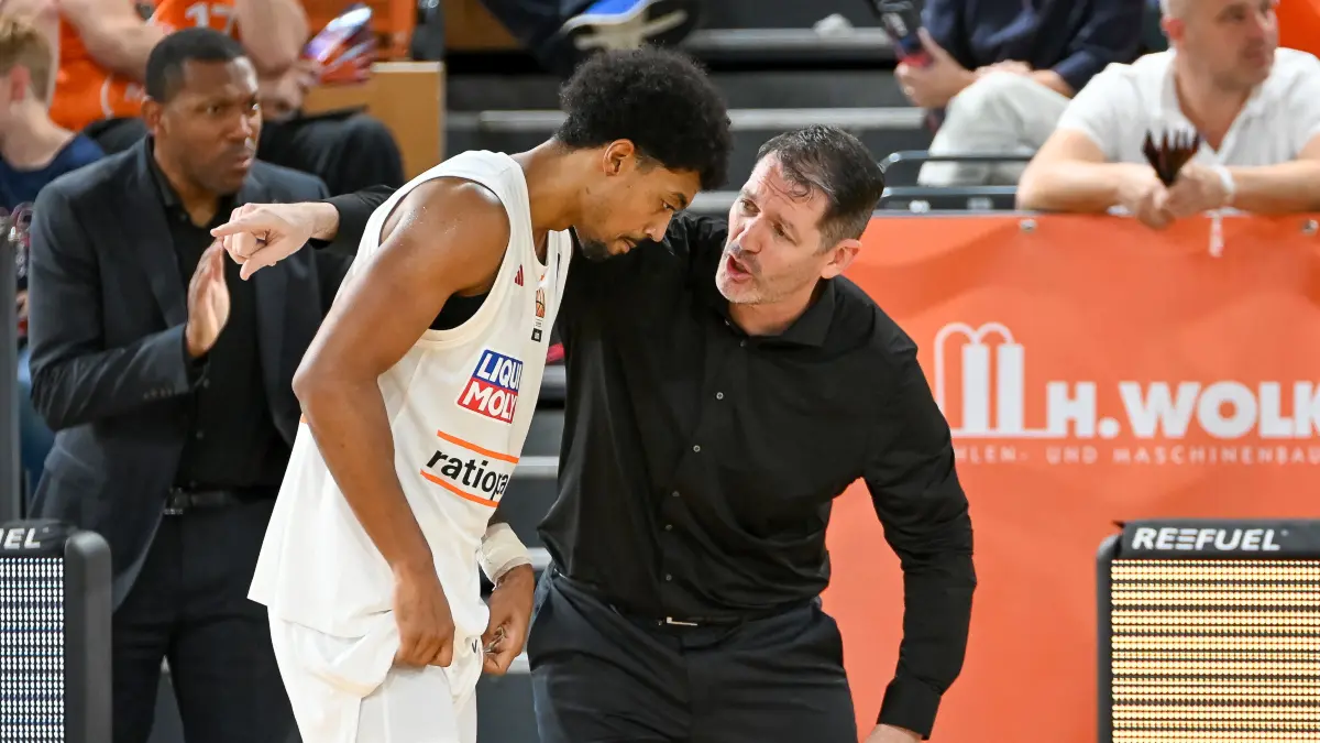 RASTA Vechta vs. ratiopharm Ulm, easyCredit Basketball Bundesliga, 5. Spieltag, Saison 2026/2027, 10.10.2026: Ty Harrelson (ratiopharm Ulm, Coach) im Gespraech mit Ibi Watson (ratiopharm Ulm, #02)
RASTA Vechta vs. ratiopharm Ulm, easyCredit Basketball Bundesliga, 5. Spieltag, Saison 2026/2027, 10.10.2026,
Foto: Eibner-Pressefoto/Robert Gertzen