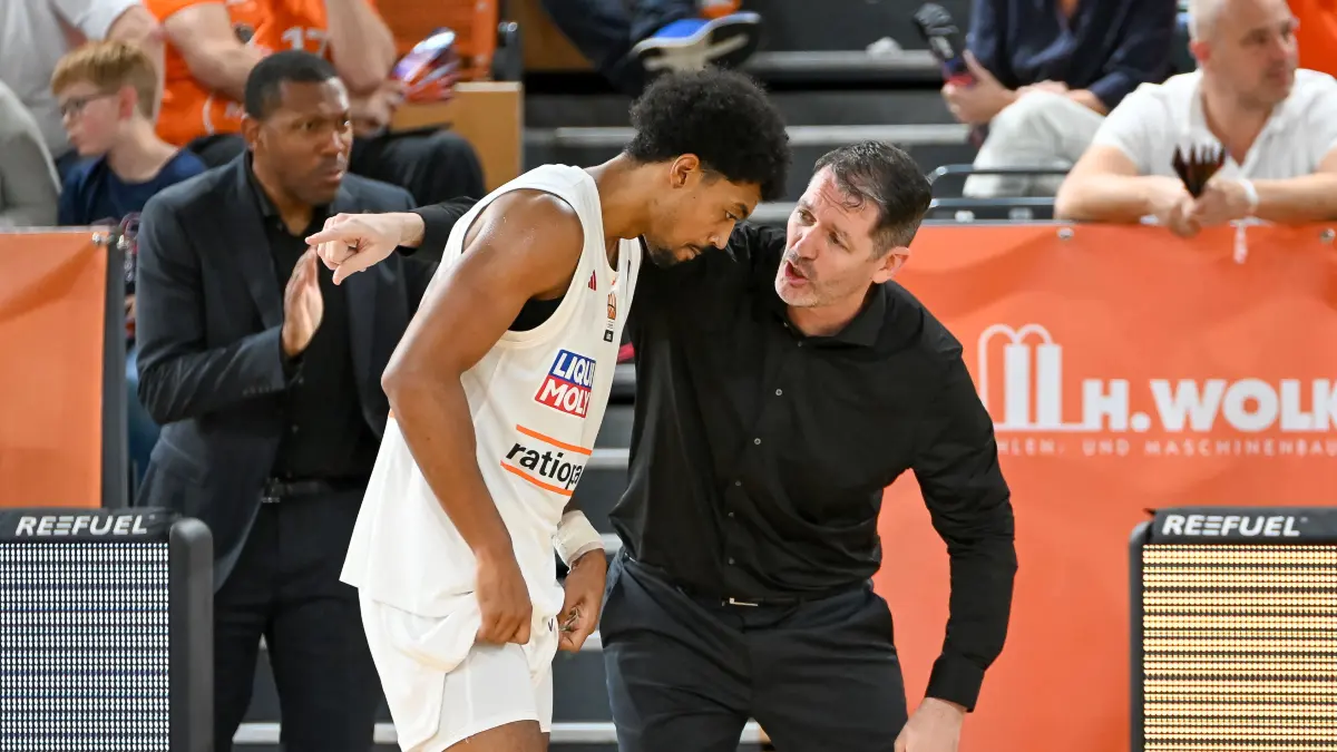 RASTA Vechta vs. ratiopharm Ulm, easyCredit Basketball Bundesliga, 5. Spieltag, Saison 2026/2027, 10.10.2026: Ty Harrelson (ratiopharm Ulm, Coach) im Gespraech mit Ibi Watson (ratiopharm Ulm, #02)
RASTA Vechta vs. ratiopharm Ulm, easyCredit Basketball Bundesliga, 5. Spieltag, Saison 2026/2027, 10.10.2026,
Foto: Eibner-Pressefoto/Robert Gertzen