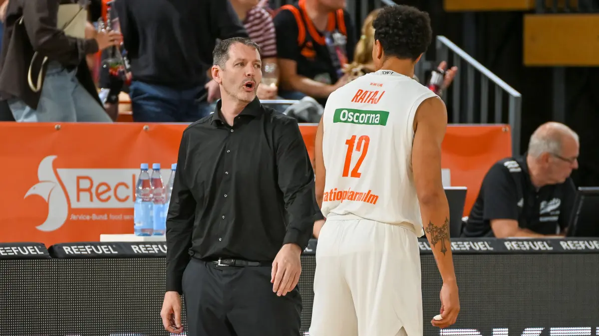 RASTA Vechta vs. ratiopharm Ulm, easyCredit Basketball Bundesliga, 5. Spieltag, Saison 2026/2027, 10.10.2026: Ty Harrelson (ratiopharm Ulm, Coach) im Gespraech mit Micheal Rataj (ratiopharm Ulm, #12)
RASTA Vechta vs. ratiopharm Ulm, easyCredit Basketball Bundesliga, 5. Spieltag, Saison 2026/2027, 10.10.2026,
Foto: Eibner-Pressefoto/Robert Gertzen