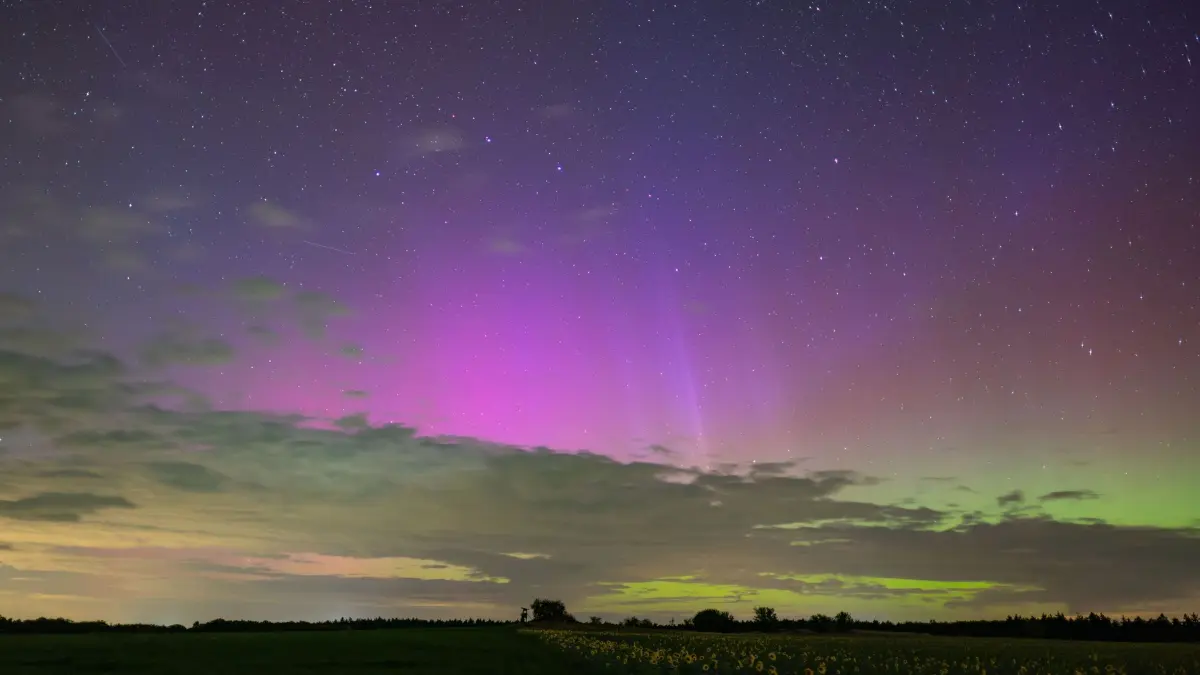 Polarlichter über Deutschland: 10.10.2026, Brandenburg, Petersdorf: Polarlichter leuchten am Nachthimmel über der Landschaft im östlichen Brandenburg. Dieses Nordlicht (Aurora borealis) wurden durch eine Wolke elektrisch geladener Teilchen eines Sonnensturms in der Erdatmosphäre erzeugt. Foto: Patrick Pleul/dpa +++ dpa-Bildfunk +++