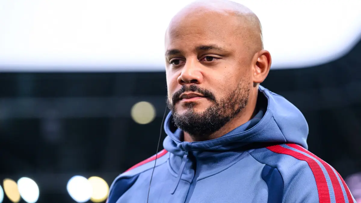FC Augsburg - Bayern München: 10.10.2026, Bayern, Augsburg: Fußball, Männer: Bundesliga, FC Augsburg - Bayern München, 5. Spieltag, WWK-Arena. Trainer Vincent Kompany (Bayern München) steht vor dem Spiel im Stadion. Foto: Tom Weller/dpa - WICHTIGER HINWEIS: Gemäß den Vorgaben der Bundesliga bzw. des DFB Deutscher Fußball-Bund ist es untersagt, in dem Stadion und/oder vom Spiel angefertigte Fotoaufnahmen in Form von Sequenzbildern und/oder videoähnlichen Fotostrecken zu verwerten bzw. verwerten zu lassen. +++ dpa-Bildfunk +++