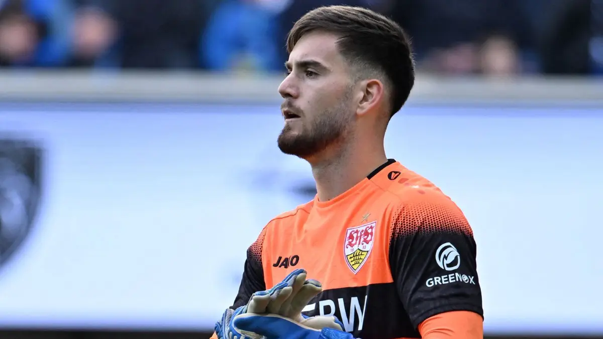 SC Paderborn 07 - VfB Stuttgart: Fußball, Männer: Bundesliga, SC Paderborn 07 - VfB Stuttgart, 5. Spieltag, Home Deluxe Arena. Torwart Dennis Seimen (VfB Stuttgart) steht auf dem Spielfeld. (zu dpa: «Hoeneß erleichtert: Stuttgarter Arbeitssieg in Paderborn»)