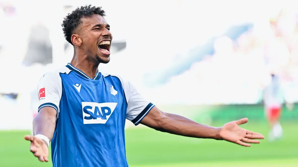 TSG 1899 Hoffenheim - Hamburger SV: 10.10.2026, Baden-Württemberg, Sinsheim: Fußball, Männer: Bundesliga, TSG 1899 Hoffenheim - Hamburger SV, 5. Spieltag, SNP Arena. Torschütze Bambasé Conté (TSG Hoffenheim) jubelt über das Tor zum 2:1. (zu dpa: «HSV kämpft sich zurück: 3:2 bei der TSG Hoffenheim») Foto: Uwe Anspach/dpa - WICHTIGER HINWEIS: Gemäß den Vorgaben der Bundesliga bzw. des DFB Deutscher Fußball-Bund ist es untersagt, in dem Stadion und/oder vom Spiel angefertigte Fotoaufnahmen in Form von Sequenzbildern und/oder videoähnlichen Fotostrecken zu verwerten bzw. verwerten zu lassen. +++ dpa-Bildfunk +++