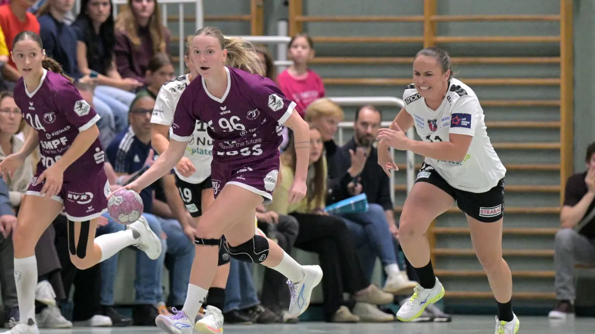 TusSies Metzingen vs. SCM Ramnicu Valcea, Handball, EHF, Europa Leauge Qualifikation Rueckspiel, Saison 2026/2027, 10.10.2026: Charlotte Cholevova (TusSies Metzingen, #96) am Ball gegen Amalie Wulff Nielsen (SCM Ramnicu Valcea, #11)
TusSies Metzingen vs. SCM Ramnicu Valcea, Handball, EHF, Europa Leauge Qualifikation Rueckspiel, Saison 2026/2027, 10.10.2026
Foto: Eibner-Pressefoto/Tobias Baur