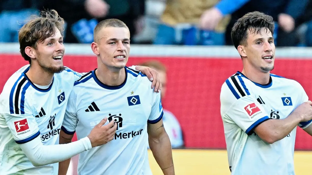 TSG 1899 Hoffenheim - Hamburger SV: 10.10.2026, Baden-Württemberg, Sinsheim: Fußball, Männer: Bundesliga, TSG 1899 Hoffenheim - Hamburger SV, 5. Spieltag, SNP Arena. Torschütze Miro Muheim (M, Hamburger SV) jubelt mit Mannschaftskollegen über das Tor zum 2:3. Foto: Uwe Anspach/dpa - WICHTIGER HINWEIS: Gemäß den Vorgaben der Bundesliga bzw. des DFB Deutscher Fußball-Bund ist es untersagt, in dem Stadion und/oder vom Spiel angefertigte Fotoaufnahmen in Form von Sequenzbildern und/oder videoähnlichen Fotostrecken zu verwerten bzw. verwerten zu lassen. +++ dpa-Bildfunk +++