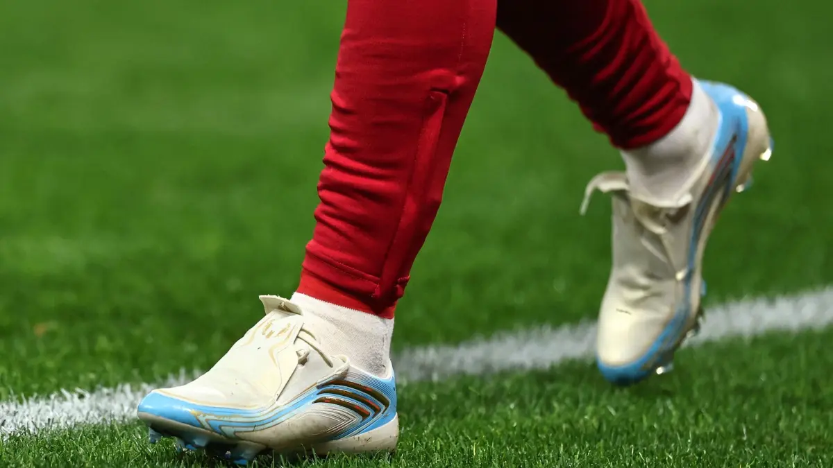 RB Leipzig - Eintracht Frankfurt: 10.10.2026, Sachsen, Leipzig: Fußball, Männer, Bundesliga, 5. Spieltag, RB Leipzig - Eintracht Frankfurt, Red Bull Arena: Leipzigs Brajan Gruda trägt Fußballschuhe einer Lionel Messi Sonderedition. Foto: Jan Woitas/dpa - WICHTIGER HINWEIS: Gemäß den Vorgaben der Bundesliga bzw. des DFB Deutscher Fußball-Bund ist es untersagt, in dem Stadion und/oder vom Spiel angefertigte Fotoaufnahmen in Form von Sequenzbildern und/oder videoähnlichen Fotostrecken zu verwerten bzw. verwerten zu lassen. +++ dpa-Bildfunk +++