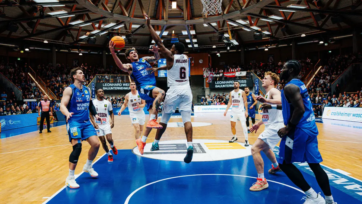 Booker Coplin (am Ball) war mit 24 Punkten bester Korbjäger der HAKRO Merlins Crailsheim im Heimspiel gegen die Gießen 46ers. Bei den Gästen kam Ex-Nationalmannschaftskapitän Robin Benzing ebenfalls auf 24 Punkte, er traf fünf von sechs Dreiern.